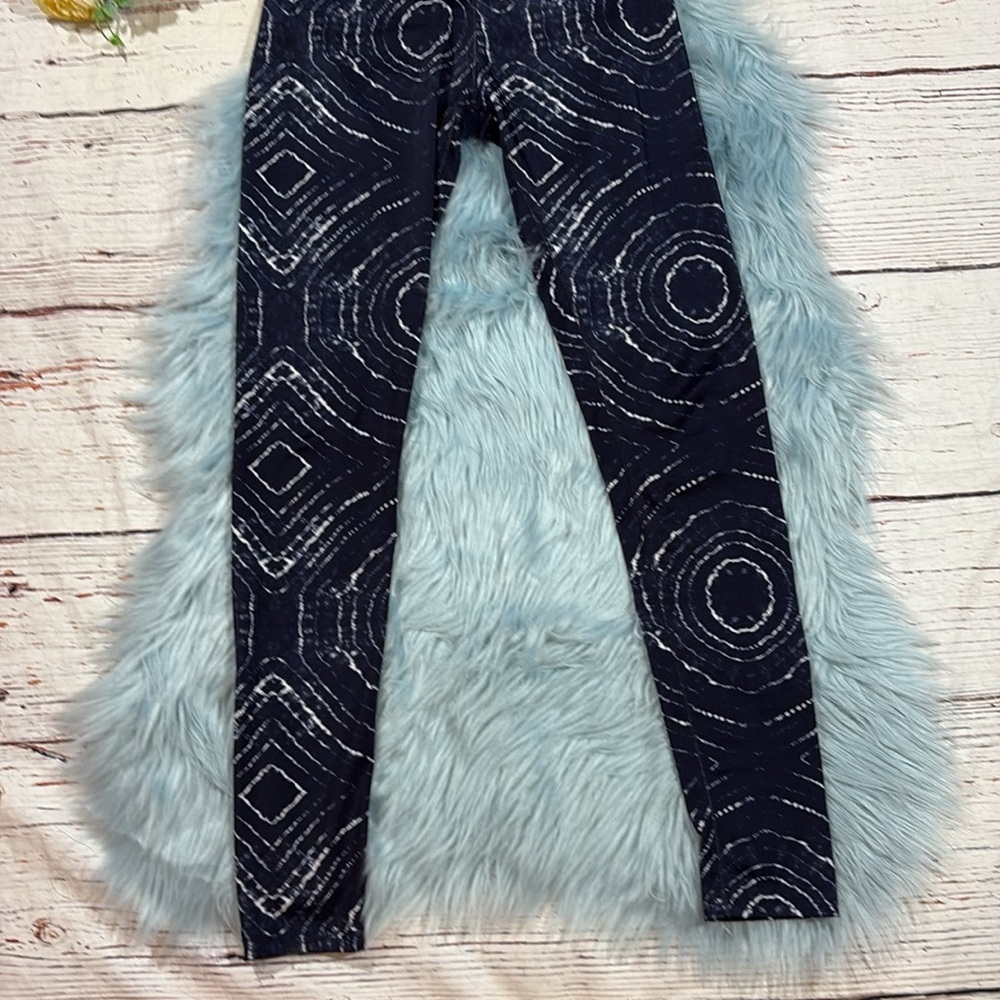 Beyond Yoga Blue and White Geometric Leggings - Picture 7 of 8